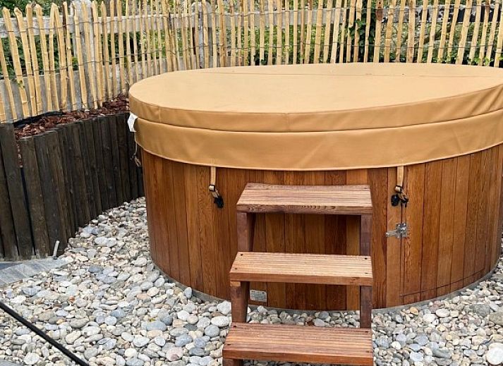 Villa Z' Evita in Nieuwpoort, vakantiehuis met ruime tuin aan de Belgische kust bij zonsondergang.