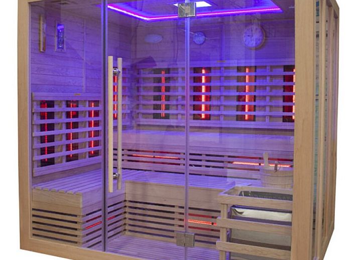 Villa Z' Evita in Nieuwpoort, vakantiehuis met ruime tuin aan de Belgische kust bij zonsondergang.