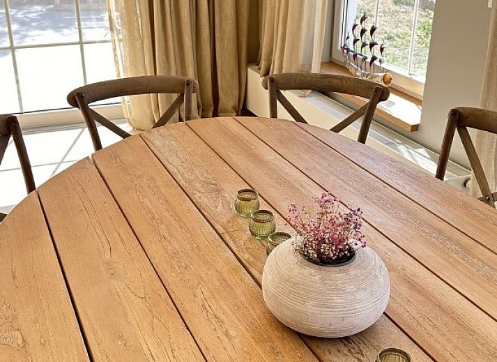 Villa Z' Evita in Nieuwpoort, vakantiehuis met ruime tuin aan de Belgische kust bij zonsondergang.