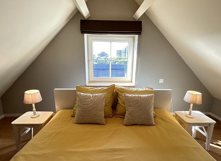 Gezellige slaapkamer in Villa Z' Evita, Nieuwpoort, met uitzicht op de Belgische kust.