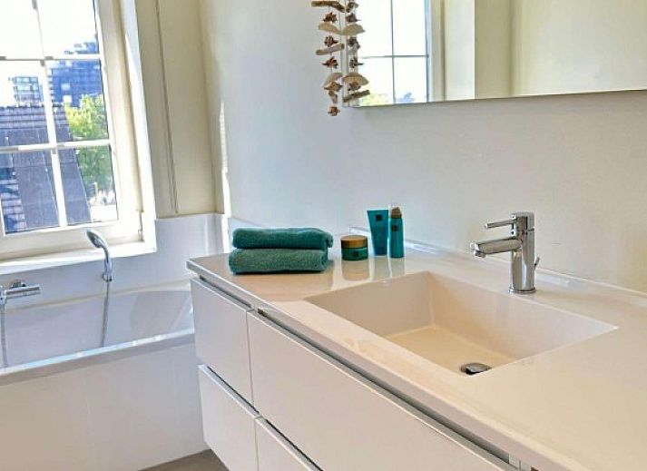 Gezellige slaapkamer in Villa Z' Evita, Nieuwpoort, met uitzicht op de Belgische kust.