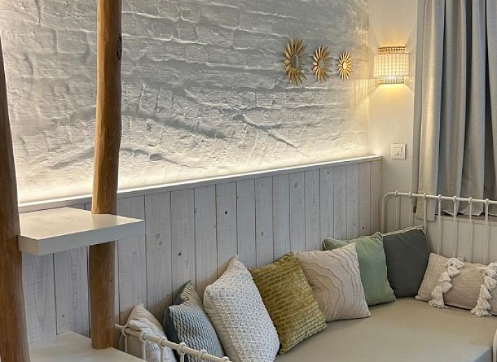 Gezellige slaapkamer in Villa Z' Evita, Nieuwpoort, met uitzicht op de Belgische kust.