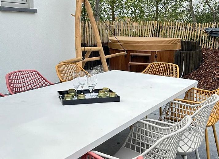 Gezellige slaapkamer in Villa Z' Evita, Nieuwpoort, met uitzicht op de Belgische kust.