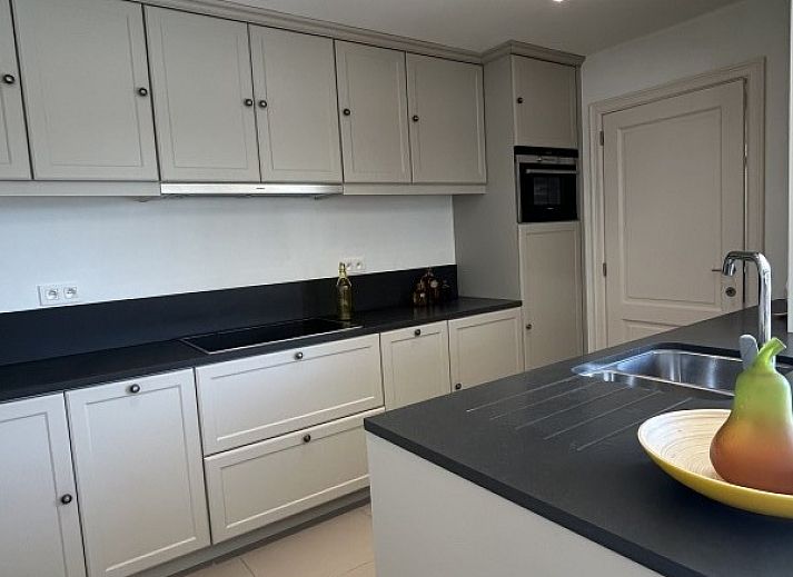 Ontspan in de luxe jacuzzi van Villa Z' Evita, vakantiehuis aan de Belgische kust in Nieuwpoort.