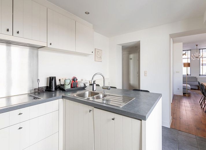 Gezellige woonkamer in vakantiehuis Notre Dame, Nieuwpoort aan de Belgische kust, met stijlvolle inrichting en warme sfeer.