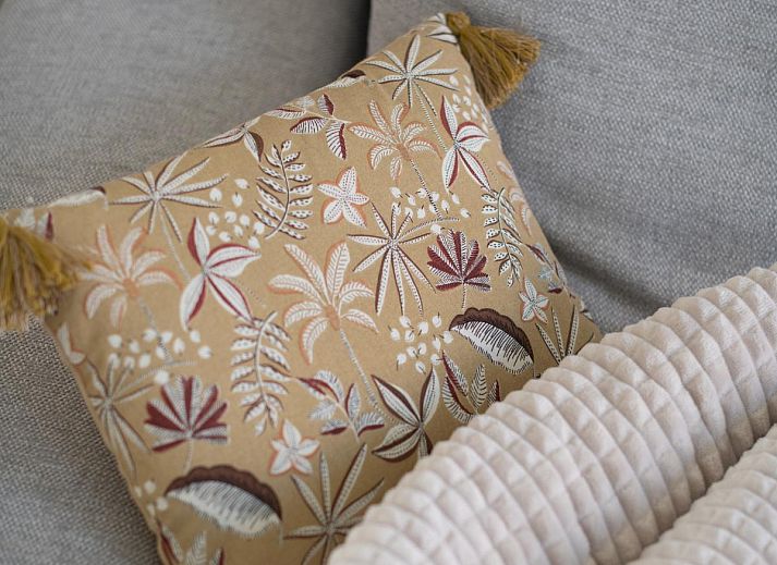 Rustieke binnenplaats van vakantiehuis Notre Dame in Nieuwpoort, Belgische kust, met charmante zithoek en decoratieve potten.