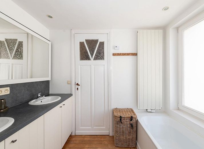 Gezellige woonkamer in vakantiehuis Notre Dame, Nieuwpoort, Belgische kust met comfortabele zithoek en houtkachel.