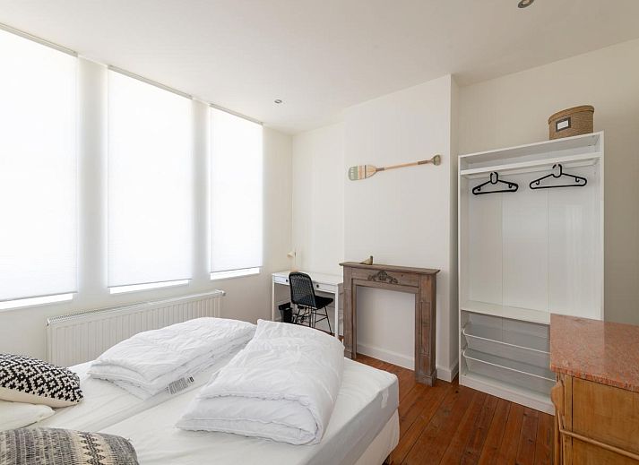 Gezellige woonkamer in vakantiehuis Notre Dame, Nieuwpoort, Belgische kust met comfortabele zithoek en houtkachel.