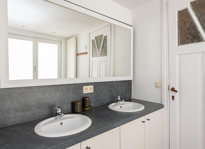 Gezellige woonkamer in vakantiehuis Notre Dame, Nieuwpoort, Belgische kust met comfortabele zithoek en houtkachel.