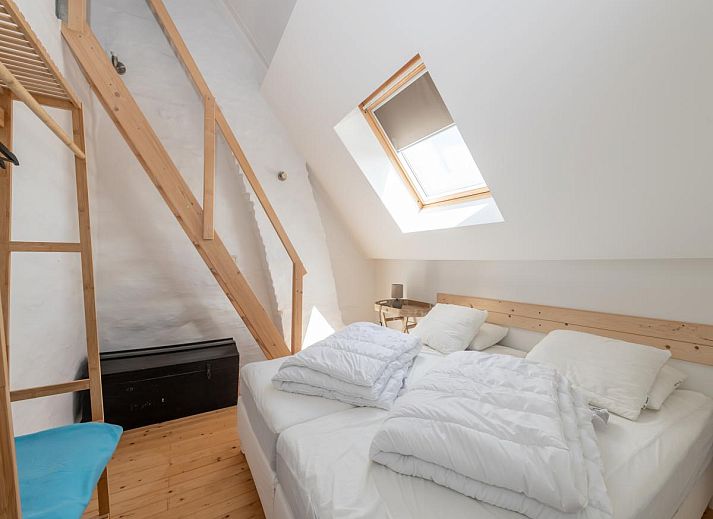 Gezellige woonkamer in vakantiehuis Notre Dame, Nieuwpoort, Belgische kust met comfortabele zithoek en houtkachel.