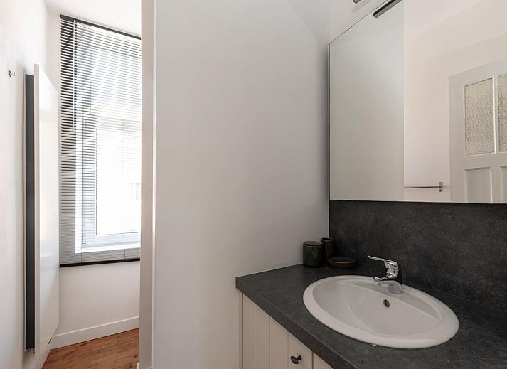 Moderne keuken in vakantiehuis Notre Dame, Nieuwpoort aan de Belgische kust, met elegante inrichting en toegang tot lichte woonkamer.