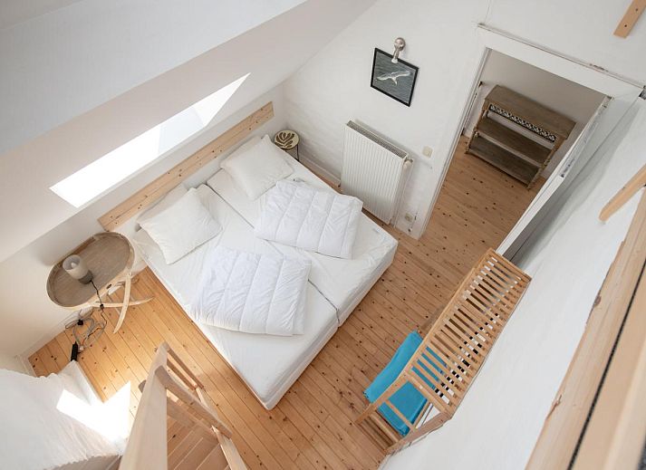 Moderne keuken in vakantiehuis Notre Dame, Nieuwpoort aan de Belgische kust, met elegante inrichting en toegang tot lichte woonkamer.