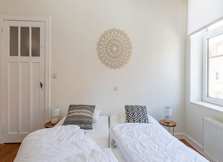 Moderne keuken in vakantiehuis Notre Dame, Nieuwpoort aan de Belgische kust, met elegante inrichting en toegang tot lichte woonkamer.