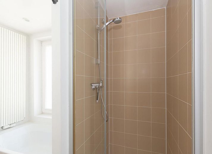 Moderne keuken in vakantiehuis Notre Dame, Nieuwpoort aan de Belgische kust, met elegante inrichting en toegang tot lichte woonkamer.