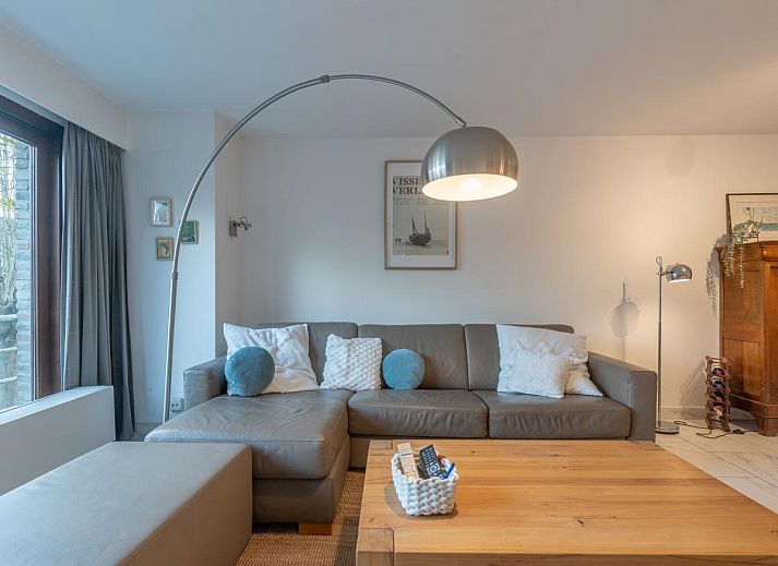 Moderne woonkamer van vakantiehuis Reigersnest in Nieuwpoort, Belgische kust, met stijlvolle inrichting en ruime open keuken.