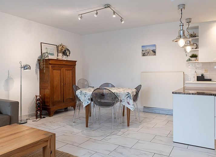Moderne woonkamer van vakantiehuis Reigersnest in Nieuwpoort, Belgische kust, met stijlvolle inrichting en ruime open keuken.