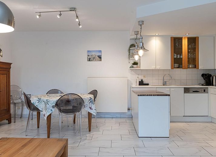 Moderne woonkamer van vakantiehuis Reigersnest in Nieuwpoort, Belgische kust, met stijlvolle inrichting en ruime open keuken.