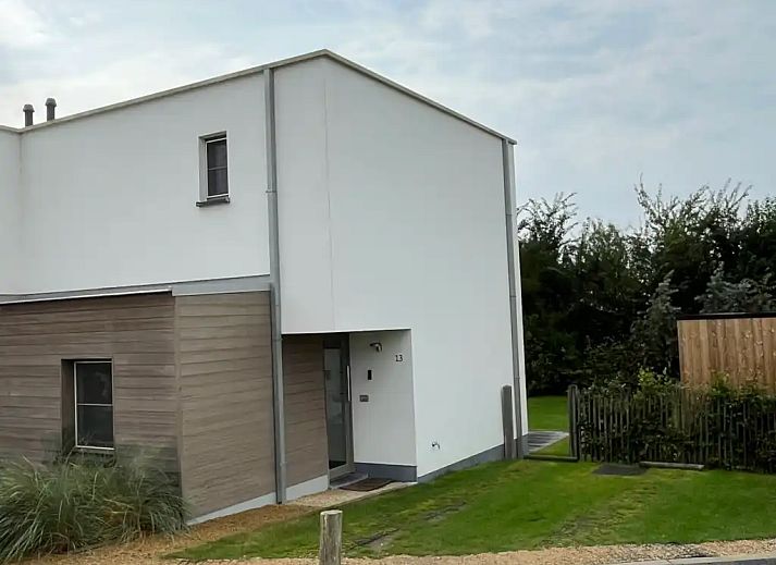 Ferienhaus "Witte Oase" in Oostduinkerke an der belgischen Kueste, mit moderner Architektur und gruener Umgebung.