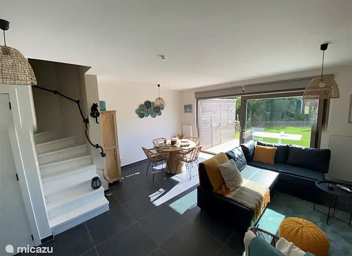 Ferienhaus "Witte Oase" in Oostduinkerke an der belgischen Kueste, mit moderner Architektur und gruener Umgebung.
