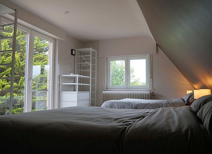 Moderne Kueche in Villa 't mezennestje, Ferienhaus in Oostduinkerke, belgische Kueste, mit Blick auf den Garten.