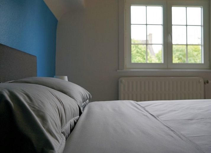 Moderne Kueche in Villa 't mezennestje, Ferienhaus in Oostduinkerke, belgische Kueste, mit Blick auf den Garten.