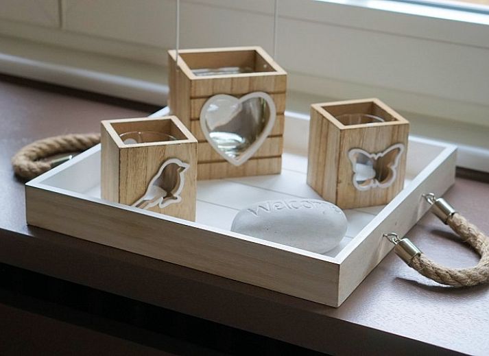 Moderne Kueche in Villa 't mezennestje, Ferienhaus in Oostduinkerke, belgische Kueste, mit Blick auf den Garten.