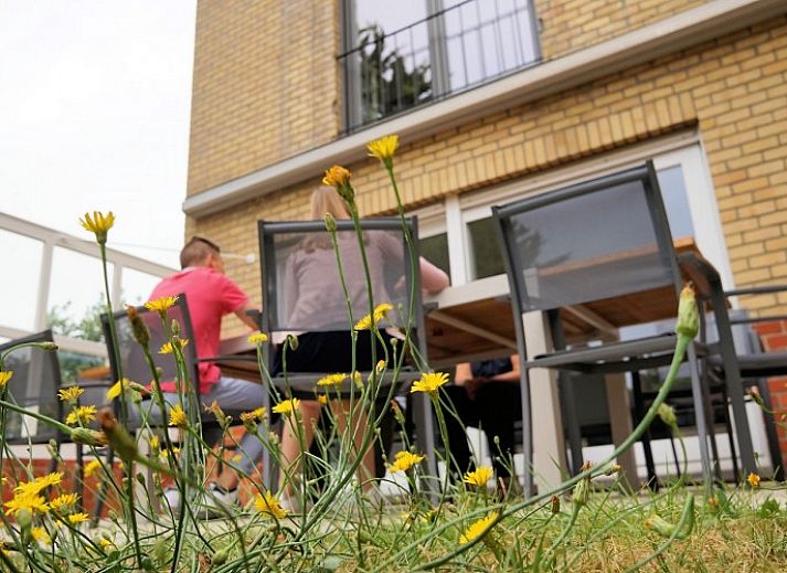 Moderne Kueche in Villa 't mezennestje, Ferienhaus in Oostduinkerke, belgische Kueste, mit Blick auf den Garten.