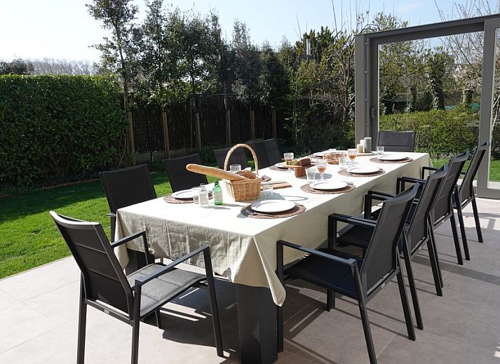 Geraeumiges Wohnzimmer in der Villa 't mezennestje, Ferienhaus in Oostduinkerke, ideal fuer Entspannung an der belgischen Kueste.