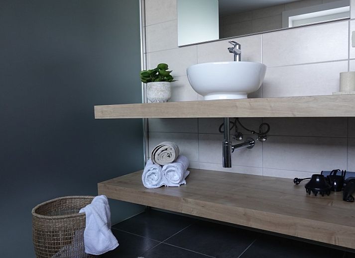 Geraeumiges Wohnzimmer in der Villa 't mezennestje, Ferienhaus in Oostduinkerke, ideal fuer Entspannung an der belgischen Kueste.
