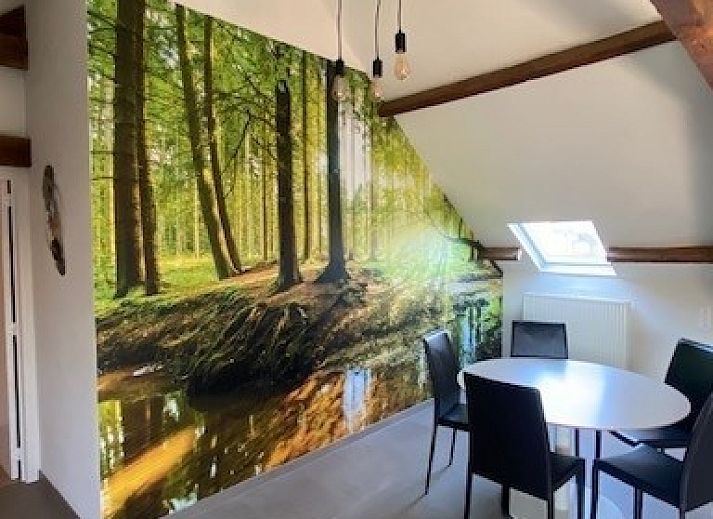 Stimmungsvoller Teich neben der Terrasse des Ferienhauses De Torreele an der belgischen Kueste.