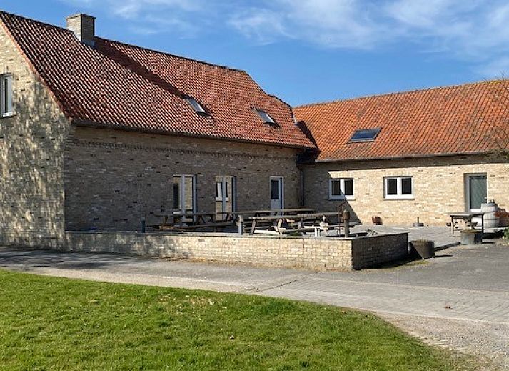 Gemuetliche Gartenecke mit Sonnenschirm in der Ferienunterkunft De Torreele in Oostduinkerke, Belgien.