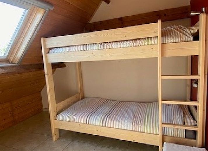 Schoene, von Baeumen umgebene Einfahrt beim Ferienhaus De Torreele in Oostduinkerke, Belgien.