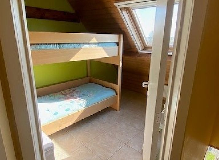 Schoene, von Baeumen umgebene Einfahrt beim Ferienhaus De Torreele in Oostduinkerke, Belgien.