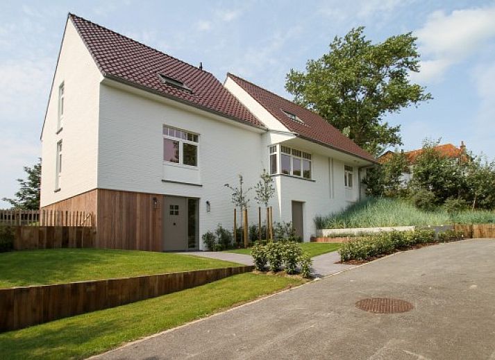 Duinvilla amuZee in Oostduinkerke, ein charmantes Ferienhaus an der belgischen Kueste mit grossem Garten und moderner Architektur.
