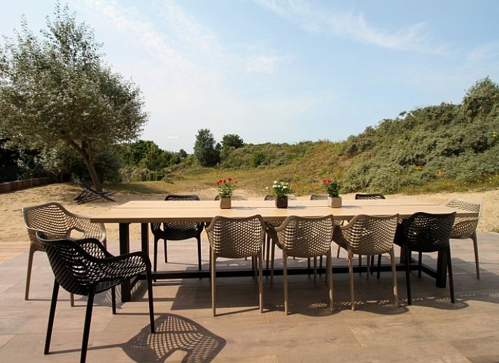 Duinvilla amuZee in Oostduinkerke, ein charmantes Ferienhaus an der belgischen Kueste mit grossem Garten und moderner Architektur.