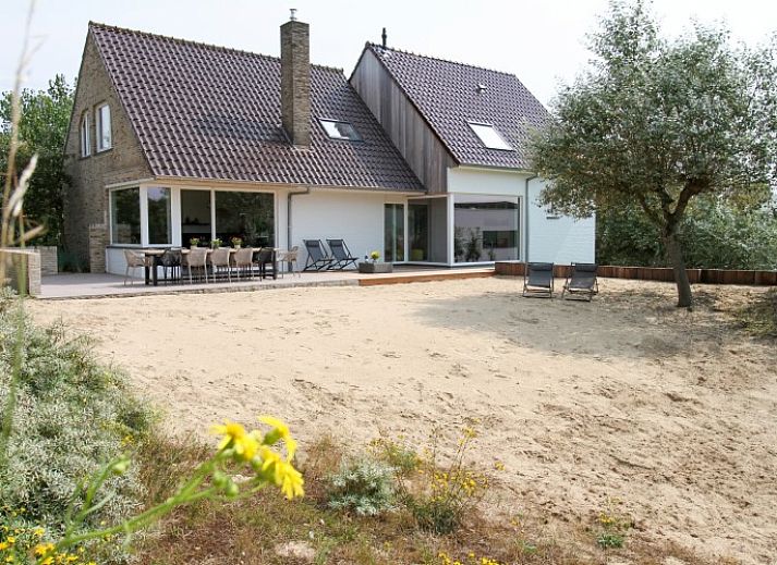 Duinvilla amuZee in Oostduinkerke, ein charmantes Ferienhaus an der belgischen Kueste mit grossem Garten und moderner Architektur.