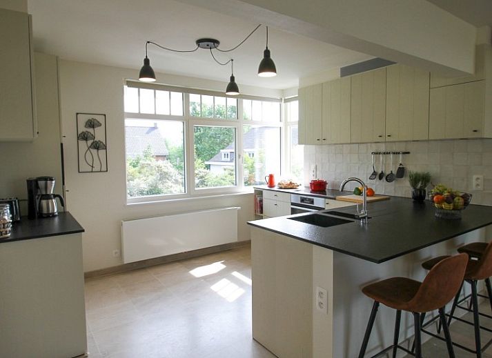 Terrasse der Duinvilla amuZee in Oostduinkerke mit Blick auf die Duenen, ideal fuer ein Naturdinner an der belgischen Kueste.