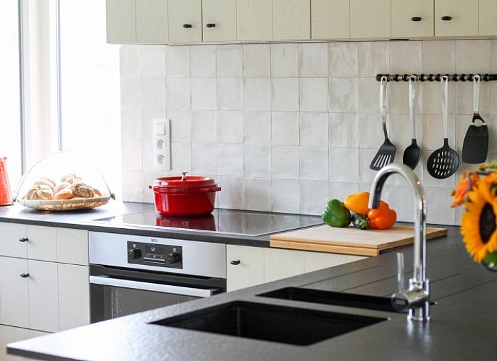 Terrasse der Duinvilla amuZee in Oostduinkerke mit Blick auf die Duenen, ideal fuer ein Naturdinner an der belgischen Kueste.
