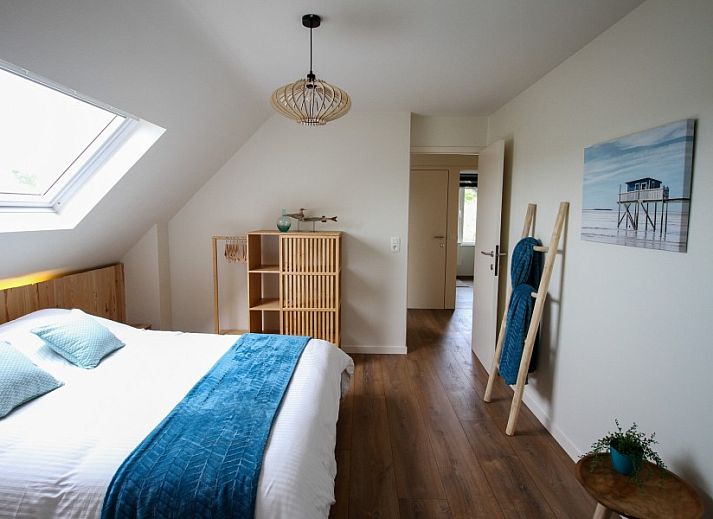 Stilvolles Esszimmer in Duinvilla amuZee, Oostduinkerke, mit moderner Einrichtung und viel natuerlichem Licht an der belgischen Kueste.