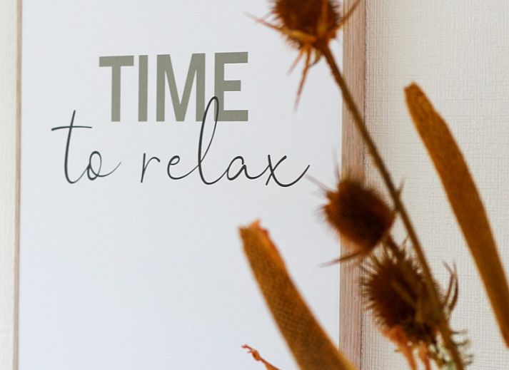 Stilvolles Esszimmer in Duinvilla amuZee, Oostduinkerke, mit moderner Einrichtung und viel natuerlichem Licht an der belgischen Kueste.