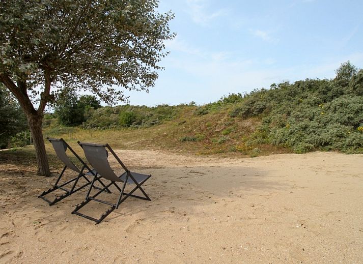 Stilvolles Esszimmer in Duinvilla amuZee, Oostduinkerke, mit moderner Einrichtung und viel natuerlichem Licht an der belgischen Kueste.