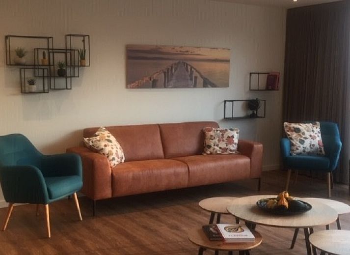 Stilvolles Esszimmer in Duinvilla amuZee, Oostduinkerke, mit moderner Einrichtung und viel natuerlichem Licht an der belgischen Kueste.