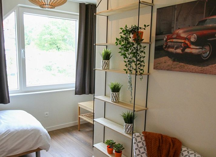 Stilvolles Esszimmer in Duinvilla amuZee, Oostduinkerke, mit moderner Einrichtung und viel natuerlichem Licht an der belgischen Kueste.