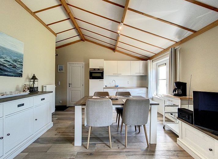 Gemuetliches Wohnzimmer im Fischerhaeuschen 'Duinengolf', Ferienhaus an der belgischen Kueste in Oostduinkerke.