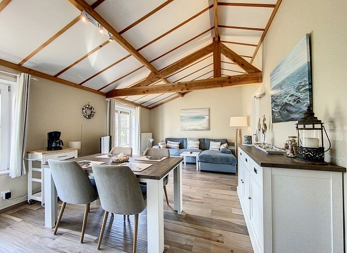 Gemuetliches Wohnzimmer im Fischerhaeuschen 'Duinengolf', Ferienhaus an der belgischen Kueste in Oostduinkerke.