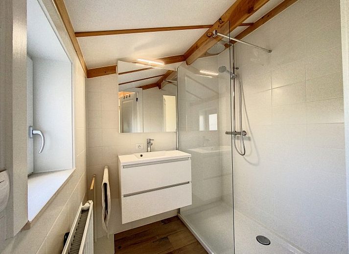 Moderne Kueche und Essbereich im Fischerhaeuschen 'Duinengolf', Ferienhaus in Oostduinkerke, Belgien.