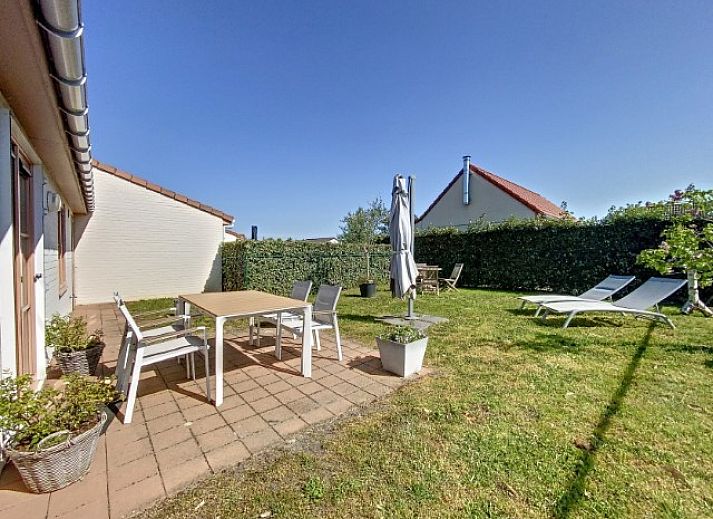 Moderne Kueche und Essbereich im Fischerhaeuschen 'Duinengolf', Ferienhaus in Oostduinkerke, Belgien.