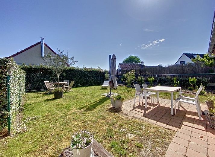 Moderne Kueche und Essbereich im Fischerhaeuschen 'Duinengolf', Ferienhaus in Oostduinkerke, Belgien.