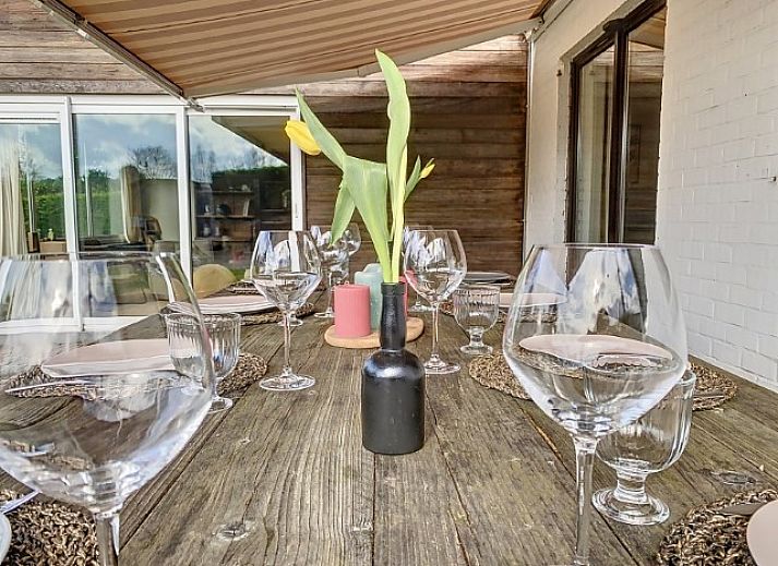 Elegante und funktionelle Kueche in der Villa Michotte, Oostduinkerke, mit modernen Annehmlichkeiten fuer einen schoenen Urlaub an der belgischen Kueste.