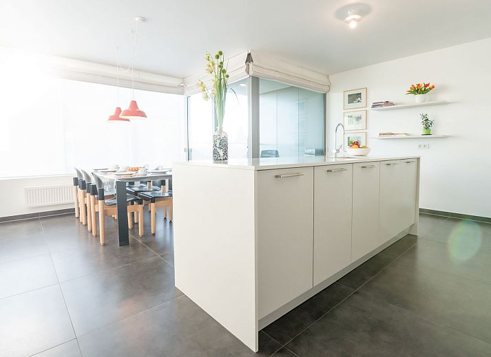 Stijlvolle woonkamer van Appartement Ocean in Oostende, Belgische kust, met modern interieur en ruime zitruimte.
